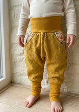 Lade das Bild in den Galerie-Viewer, Musselin-Hose Senfgelb Fuchs und Eule Taschen
