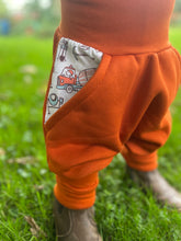 Lade das Bild in den Galerie-Viewer, BIO SOFT SWEAT HOSE Rost Baustelle Bagger Taschen Mitwachsend
