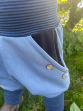 Lade das Bild in den Galerie-Viewer, BIO SOFT SWEAT HOSE Jeansblau/gestreift Uni Taschen Mitwachsend
