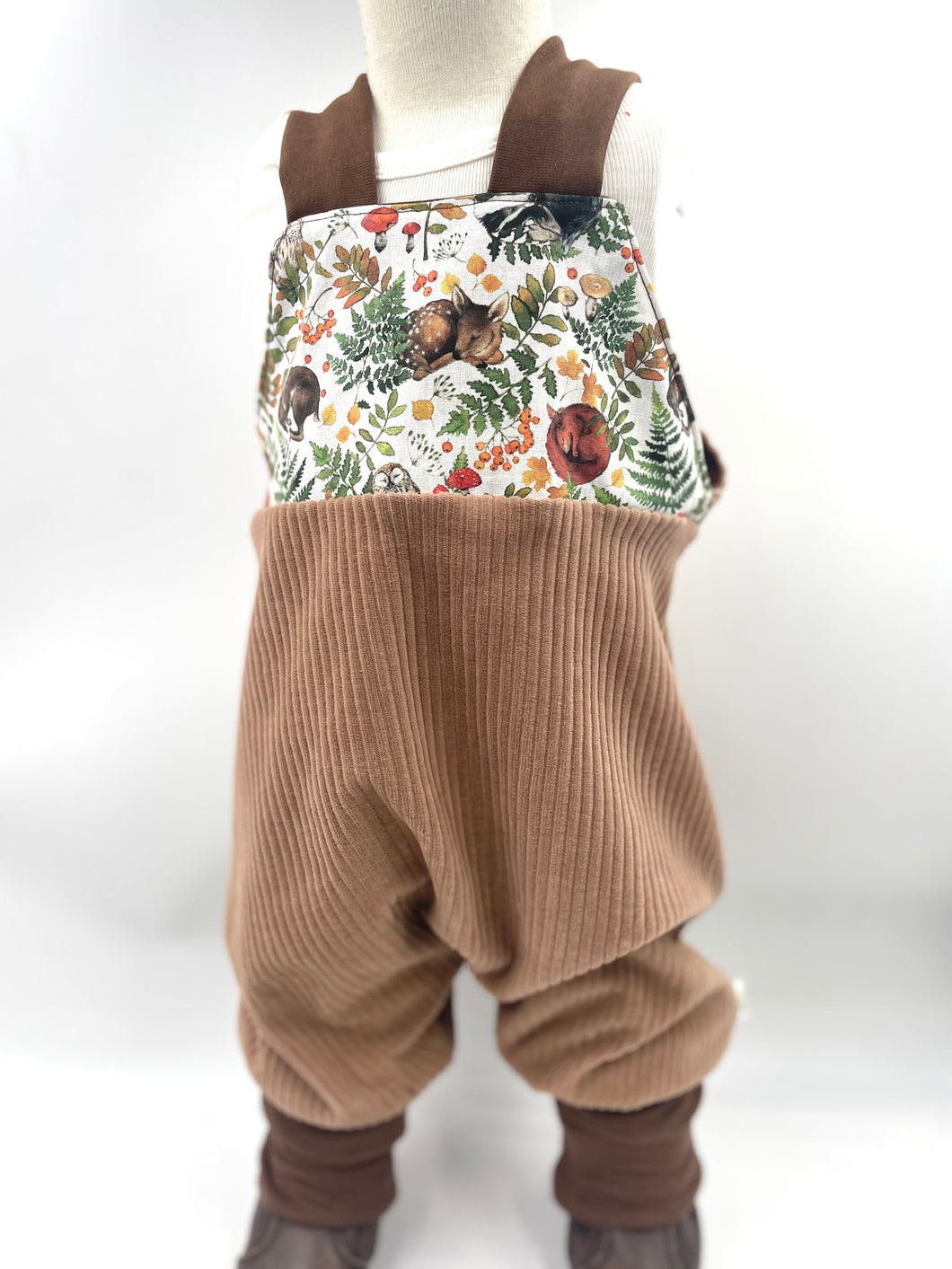 Schlupf- Latzhose Bio Breitcordnicky Haselnuss schlafende Tierkinder Mitwachsend