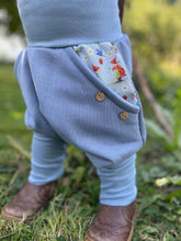 Lade das Bild in den Galerie-Viewer, BIO SOFT SWEAT HOSE Jeansblau Pippa und Pelle Taschen Mitwachsend
