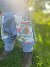 Lade das Bild in den Galerie-Viewer, BIO SOFT SWEAT HOSE Jeansblau Zwergenwelt Taschen Mitwachsend
