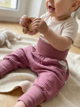 Lade das Bild in den Galerie-Viewer, Musselin-Hose Altrosa Mohn Blumen Taschen
