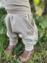 Lade das Bild in den Galerie-Viewer, Fischgräthose Bio Jacquard Sweat Hose Khaki/Olive Taschen Mitwachshose
