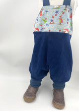 Lade das Bild in den Galerie-Viewer, Schlupf- Latzhose Bio Breitcordnicky Marine Blau Pilla und Pelle Mitwachsend

