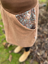 Lade das Bild in den Galerie-Viewer, Bio Cord Rock Damen Haselnuss/Hellbraun mit Siebenschläfer Taschen mit oder ohne Haarband
