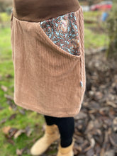 Lade das Bild in den Galerie-Viewer, Bio Cord Rock Damen Haselnuss/Hellbraun mit Siebenschläfer Taschen mit oder ohne Haarband
