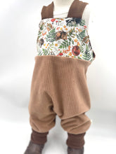Lade das Bild in den Galerie-Viewer, Schlupf- Latzhose Bio Breitcordnicky Haselnuss schlafende Tierkinder Mitwachsend
