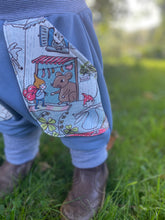 Lade das Bild in den Galerie-Viewer, BIO SOFT SWEAT HOSE Jeansblau Zwergenwelt Taschen Mitwachsend
