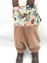 Lade das Bild in den Galerie-Viewer, Schlupf- Latzhose Bio Breitcordnicky Haselnuss schlafende Tierkinder Mitwachsend
