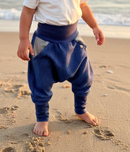 Lade das Bild in den Galerie-Viewer, Fischgräthose Bio Jacquard Sweat Hose Blau mit Olivgrünen Taschen Mitwachshose
