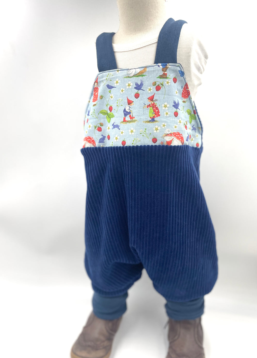 Schlupf- Latzhose Bio Breitcordnicky Marine Blau Pilla und Pelle Mitwachsend