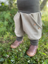 Lade das Bild in den Galerie-Viewer, Fischgräthose Bio Jacquard Sweat Hose Khaki Uni Olive Taschen Mitwachshose
