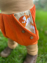 Lade das Bild in den Galerie-Viewer, CORDNICKY-H0SE Rost/Beige Fuchsmama Taschen Mitwachsend
