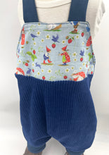 Lade das Bild in den Galerie-Viewer, Schlupf- Latzhose Bio Breitcordnicky Marine Blau Pilla und Pelle Mitwachsend
