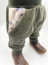 Lade das Bild in den Galerie-Viewer, CORDNICKY-HOSE Khaki Dinosaurier
