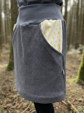 Lade das Bild in den Galerie-Viewer, Rock für Damen Cord Grau mit Fächermuster Taschen im Set Haarband
