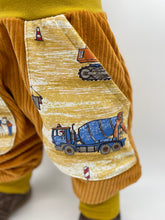 Lade das Bild in den Galerie-Viewer, CORDNICKY-HOSE SENFGELB BAUSTELLE BAGGER
