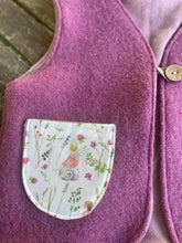 Lade das Bild in den Galerie-Viewer, Weste für Kinder und Baby Wollwalk Altrosa Wiesenelfen Taschen
