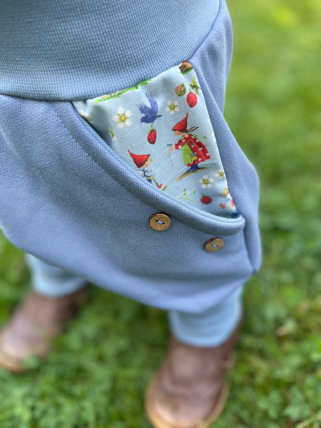 BIO SOFT SWEAT HOSE Jeansblau Pippa und Pelle Taschen Mitwachsend