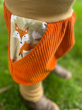 Lade das Bild in den Galerie-Viewer, CORDNICKY-H0SE Rost/Beige Fuchsmama Taschen Mitwachsend
