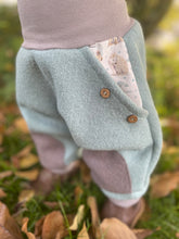 Lade das Bild in den Galerie-Viewer, WOLLWALK-HOSE Mint/Grau Eisbär Pinguin Robbe Taschen Kniepatches
