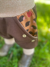 Lade das Bild in den Galerie-Viewer, BIO SOFT SWEAT HOSE Braun/gestreift Igel Taschen Mitwachsend
