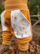 Lade das Bild in den Galerie-Viewer, CORDNICKY-HOSE SENFGELB HERBSTWICHTEL
