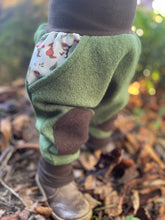 Lade das Bild in den Galerie-Viewer, WOLLWALK-HOSE Khaki/Braun  Zauber Pilz Zwerg Taschen Kniepatches
