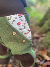 Lade das Bild in den Galerie-Viewer, WOLLWALK-HOSE Khaki/Braun  Zauber Pilz Zwerg Taschen Kniepatches
