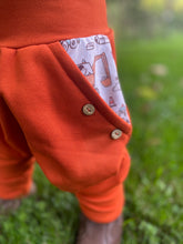 Lade das Bild in den Galerie-Viewer, BIO SOFT SWEAT HOSE Rost Baustelle Bagger Taschen Mitwachsend
