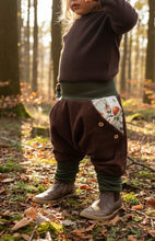 Lade das Bild in den Galerie-Viewer, Hose für Kinder und Babys Cord Braun mit Bertie Pomm Taschen
