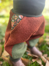 Lade das Bild in den Galerie-Viewer, WOLLWALK-HOSE Rost/Khaki Fuchs Igel Eule Taschen Kniepatches
