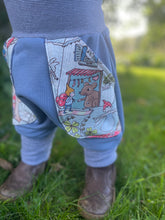 Lade das Bild in den Galerie-Viewer, BIO SOFT SWEAT HOSE Jeansblau Zwergenwelt Taschen Mitwachsend
