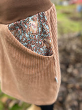 Lade das Bild in den Galerie-Viewer, Bio Cord Rock Damen Haselnuss/Hellbraun mit Siebenschläfer Taschen mit oder ohne Haarband
