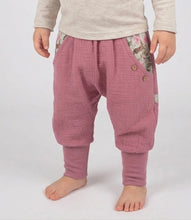 Lade das Bild in den Galerie-Viewer, Musselin-Hose Altrosa Hase Eichhörnchen Taschen
