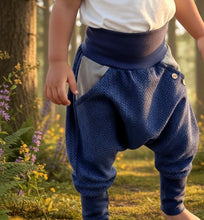 Lade das Bild in den Galerie-Viewer, Fischgräthose Bio Jacquard Sweat Hose Blau mit Olivgrünen Taschen Mitwachshose
