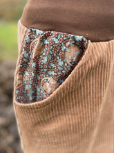 Lade das Bild in den Galerie-Viewer, Bio Cord Rock Damen Haselnuss/Hellbraun mit Siebenschläfer Taschen mit oder ohne Haarband

