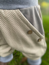 Lade das Bild in den Galerie-Viewer, Fischgräthose Bio Jacquard Sweat Hose Beige Grau Uni Taschen Mitwachshose
