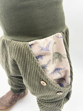 Lade das Bild in den Galerie-Viewer, CORDNICKY-HOSE Khaki Dinosaurier
