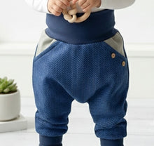 Lade das Bild in den Galerie-Viewer, Fischgräthose Bio Jacquard Sweat Hose Blau mit Olivgrünen Taschen Mitwachshose
