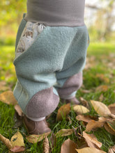 Lade das Bild in den Galerie-Viewer, WOLLWALK-HOSE Mint/Grau Eisbär Pinguin Robbe Taschen Kniepatches
