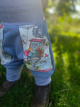 Lade das Bild in den Galerie-Viewer, BIO SOFT SWEAT HOSE Jeansblau Zwergenwelt Taschen Mitwachsend
