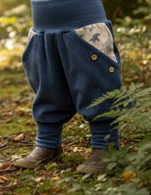 Lade das Bild in den Galerie-Viewer, Hose für Kinder und Babys Cord Blau mit Dinosaurier Taschen
