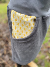 Lade das Bild in den Galerie-Viewer, Bio Cord Rock Damen Grau Fächermuster Taschen mit oder ohne Haarband
