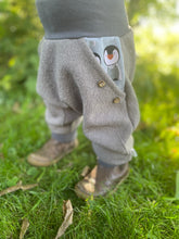Lade das Bild in den Galerie-Viewer, WOLLWALK-HOSE Grau Pinguin Taschen Kniepatches
