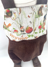 Lade das Bild in den Galerie-Viewer, Schlupf- Latzhose Bio Breitcordnicky Braun Bertie Pomm Zwerg Mitwachsend
