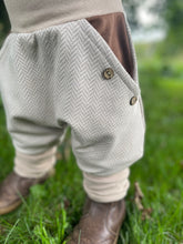 Lade das Bild in den Galerie-Viewer, Fischgräthose Bio Jacquard Sweat Hose Beige Hellbraun Uni Taschen Mitwachshose
