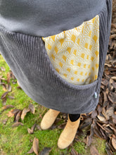 Lade das Bild in den Galerie-Viewer, Bio Cord Rock Damen Grau Fächermuster Taschen mit oder ohne Haarband
