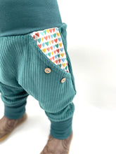 Lade das Bild in den Galerie-Viewer, CORDNICKY-HOSE Dunkelmint Herzchen

